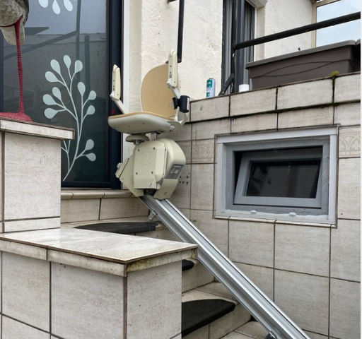 Monte-escalier installé à Commentry dans l'Allier